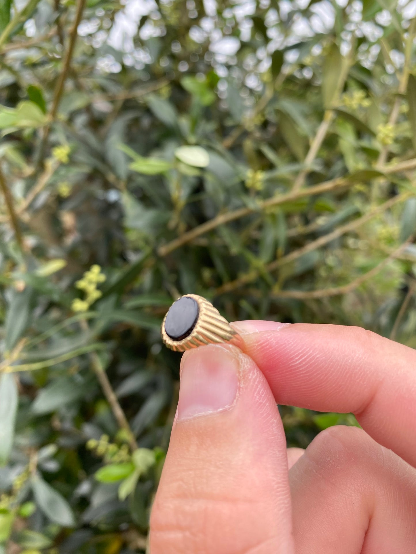 Vintage 9k Gold Signet Pinkie Ring with Black onyx centre stone, size: E, 375