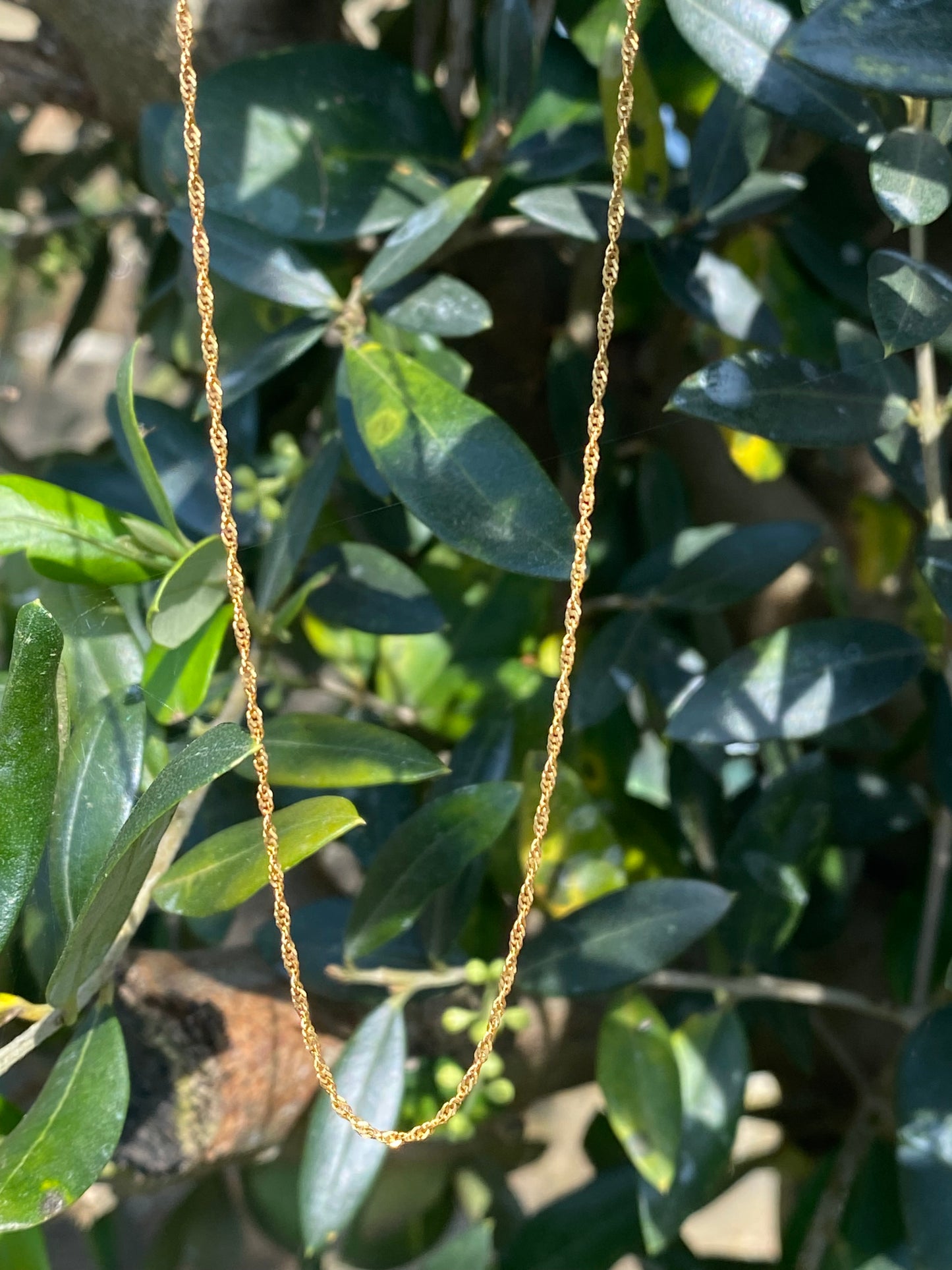 A 9K Yellow Gold Disappearing Necklace. 40cm. 0.8g