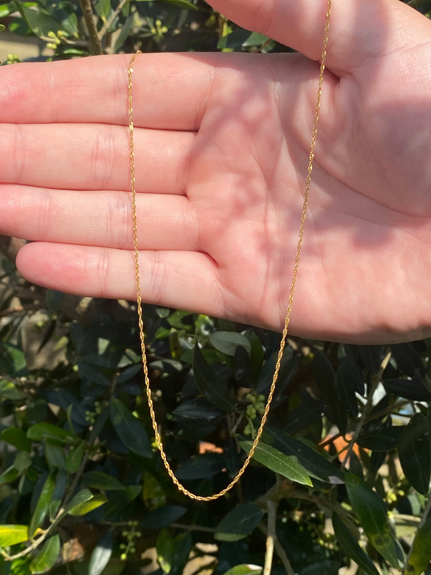 A 9K Yellow Gold Disappearing Necklace. 40cm. 0.8g