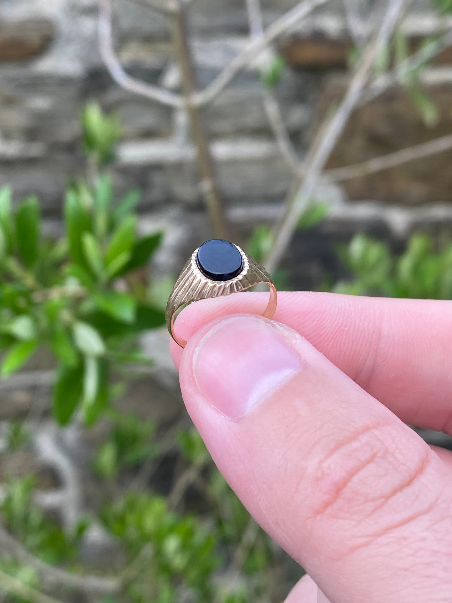 Vintage 9k Gold Signet Pinkie Ring with Black onyx centre stone, size: E, 375