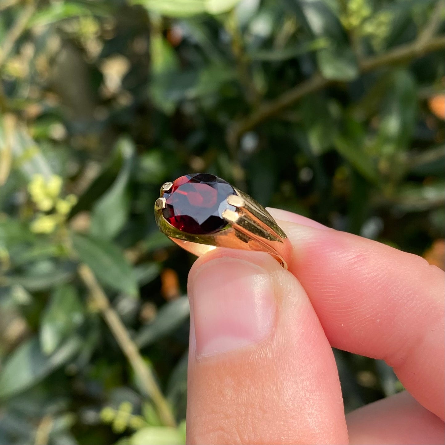 9ct Gold ring with Garnet centre stone 1992