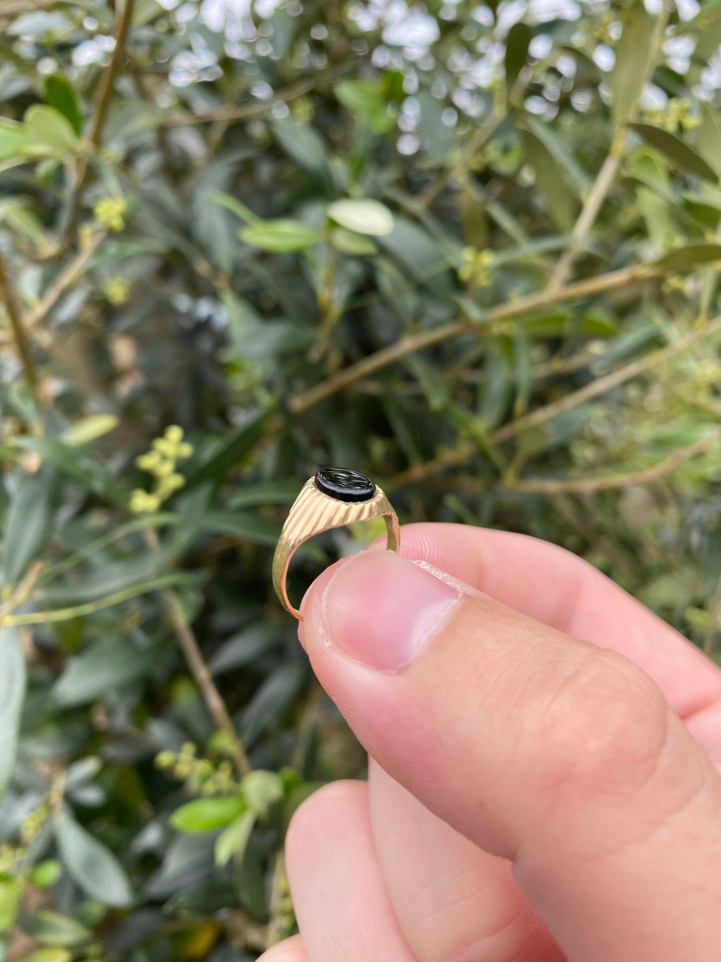 Vintage 9k Gold Signet Pinkie Ring with Black onyx centre stone, size: E, 375