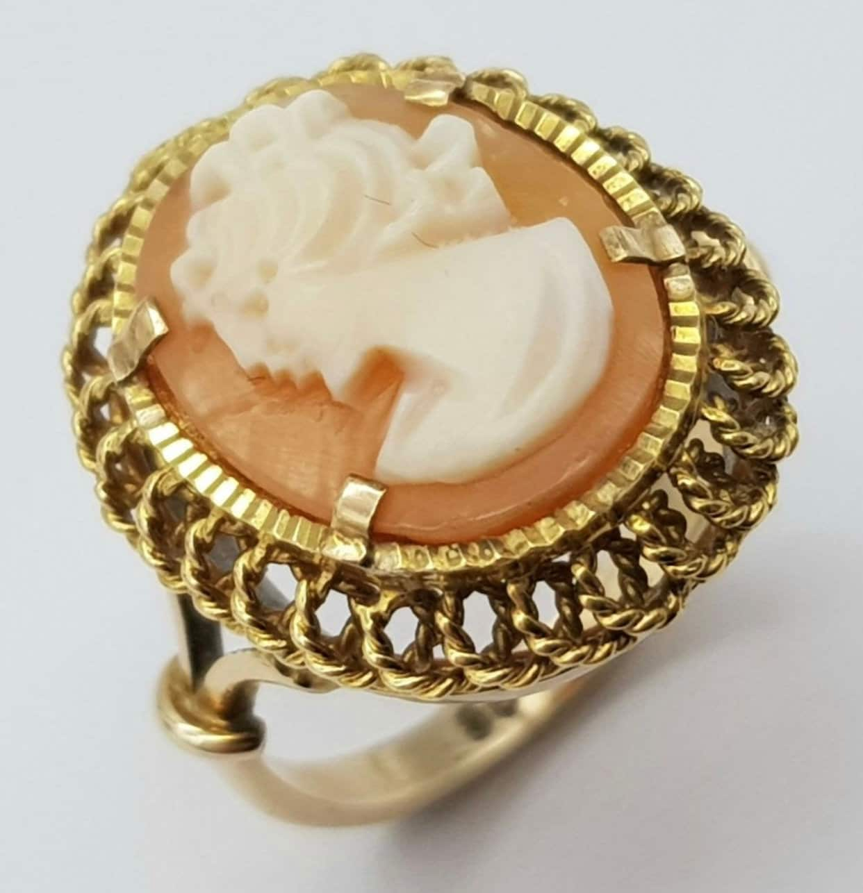 Vintage 9K Yellow Gold Cameo Ring. Size P 6.1g total weight.