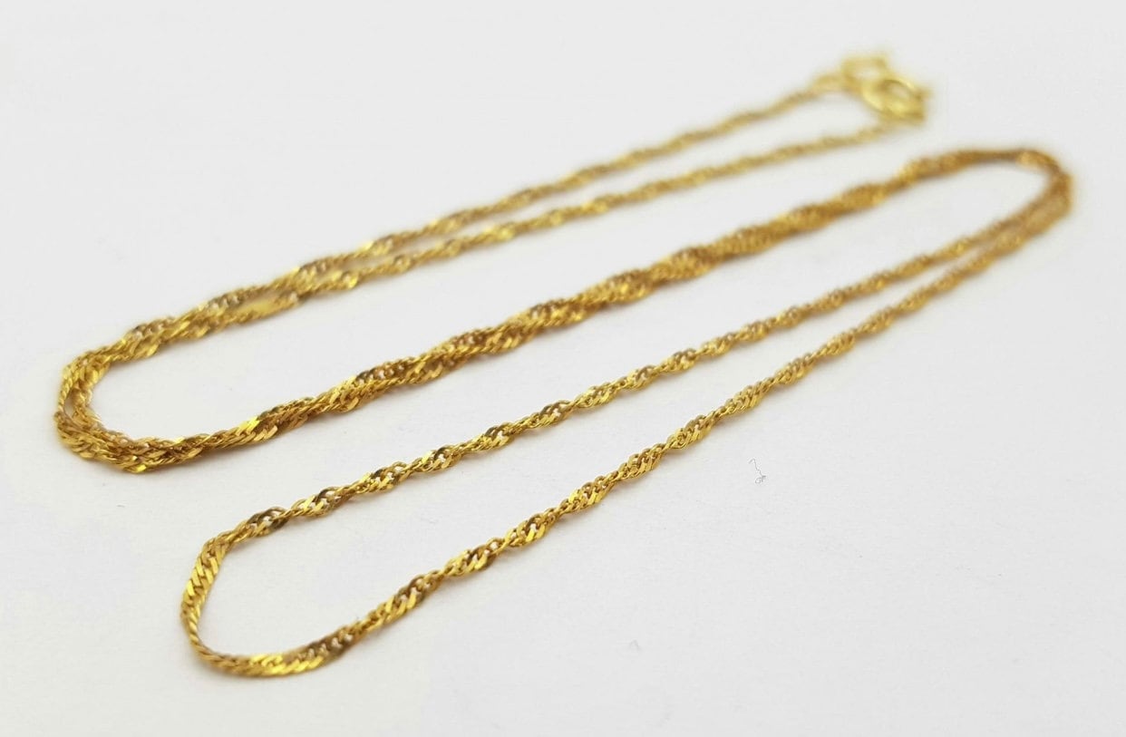 A 9K Yellow Gold Disappearing Necklace. 40cm. 0.8g