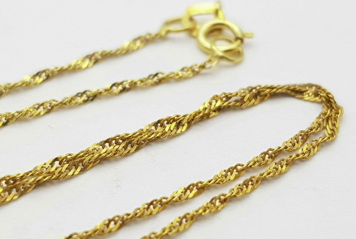 A 9K Yellow Gold Disappearing Necklace. 40cm. 0.8g