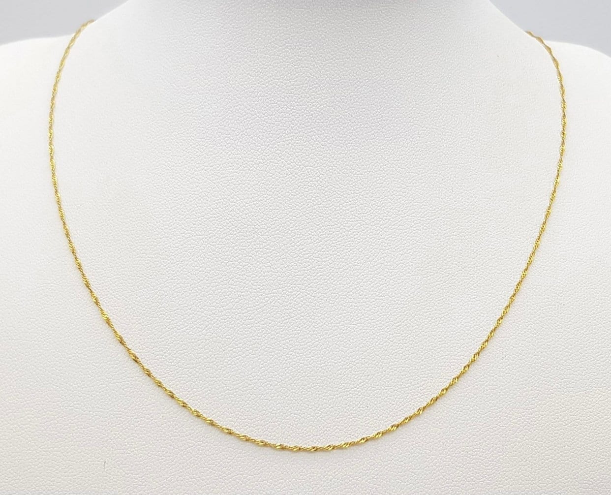 A 9K Yellow Gold Disappearing Necklace. 40cm. 0.8g