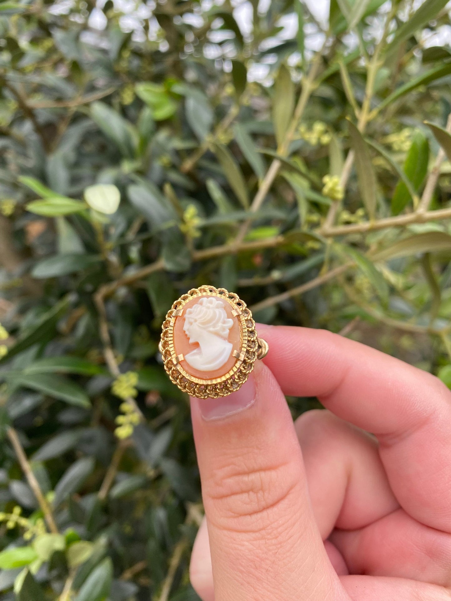 Vintage 9K Yellow Gold Cameo Ring. Size P 6.1g total weight.